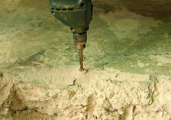 1.1- Perforar concreto con taladro, limpiar perforación.