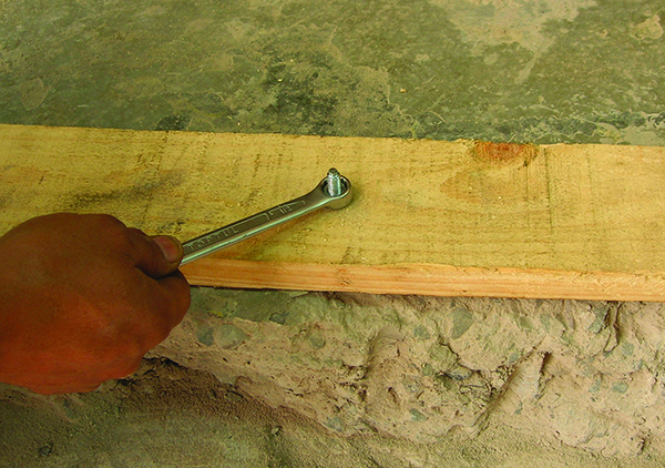 1.3- Colocar madera a fijar con golilla y tuerca.
