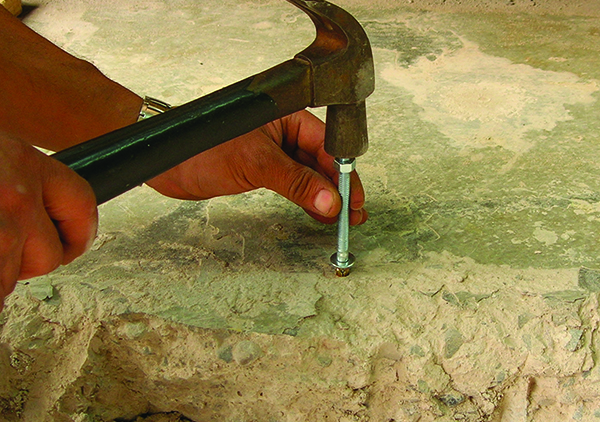 1.2- Golpee con el martillo hasta la profundidad requerida.